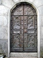 Drzwi wykonane przez Franciszka Strynkiewicza przed i po renowacji. 